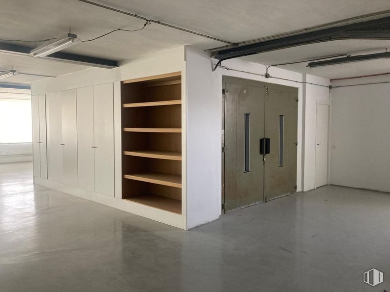 Nave en alquiler en Zona Simancas, San Blas - Canillejas, Madrid, 28037 con estantería, puerta, mueble, lámpara, propiedad, accesorio, madera, edificio, hall y suelo alrededor