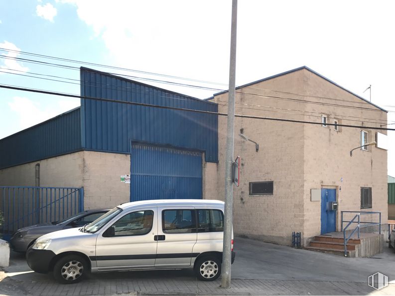 Nave en venta en Zona Industrial, Paracuellos de Jarama, Madrid, 28860 con rueda, neumático, luz de estacionamiento automotriz, cielo, vehículo, coche, nube, ventana, edificio y placa de matrícula del vehículo alrededor