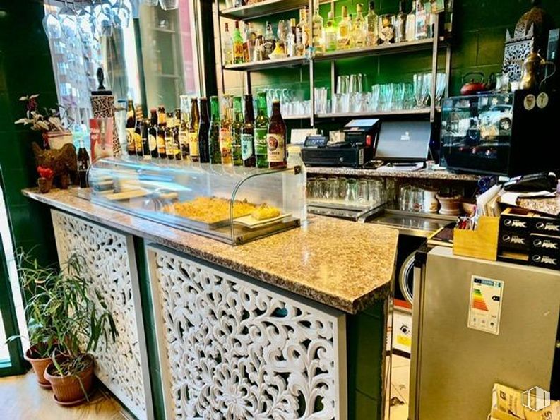 Local en alquiler y venta en Avenida Retamas, Alcorcón, Madrid, 28922 con planta de interior, botella, comida, encimera, maceta, interiorismo, planta, barware, ebanistería y cocina alrededor