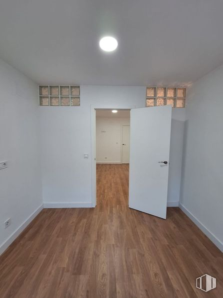 Oficina en alquiler en Calle Princesa, 3, Moncloa - Aravaca, Madrid, 28008 con lámpara, propiedad, edificio, madera, pintura, suelos, accesorio, suelo, tinte para madera y suelo laminado alrededor