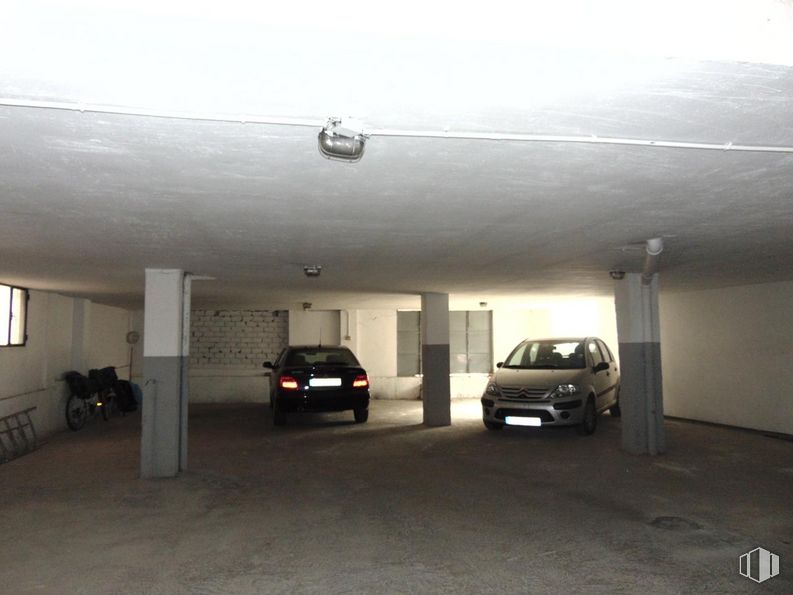 Retail for sale at Calle Tiemblo, Ávila, 05002 with car, automotive parking light, tire, vehicle, wheel, building, automotive lighting, automotive exterior, automotive design and parking around