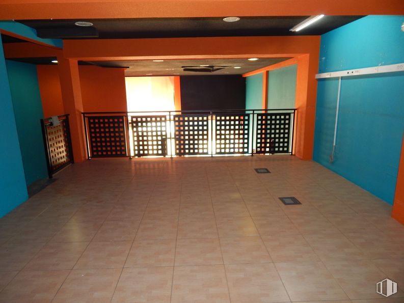 Retail for sale & for rent at Paseo San Roque, Ávila, 05003 with fixture, flooring, door, tints and shades, ceiling, composite material, event, hall, wood and room around