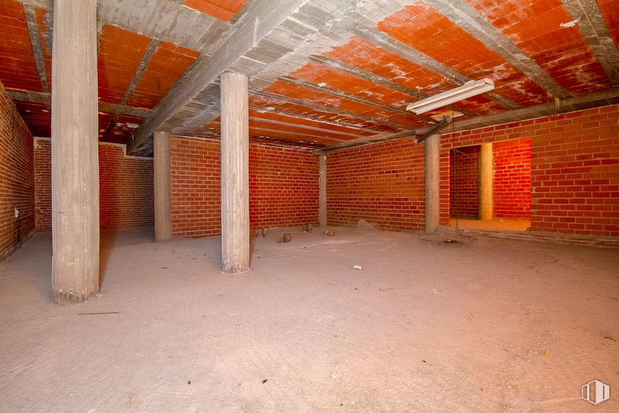 Local en alquiler y venta en Calle Santa Bárbara, Torrelaguna, Madrid, 28180 con madera, naranja, albañilería, ladrillo, piso, ámbar, suelo, pared, material de construcción y pasillo alrededor