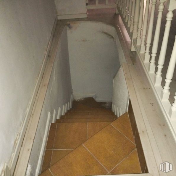 Local en alquiler en Guindalera, Salamanca, Madrid, 28028 con escaleras, madera, suelo, suelos, material compuesto, casa, madera dura, gas, balaustre y accesorio alrededor