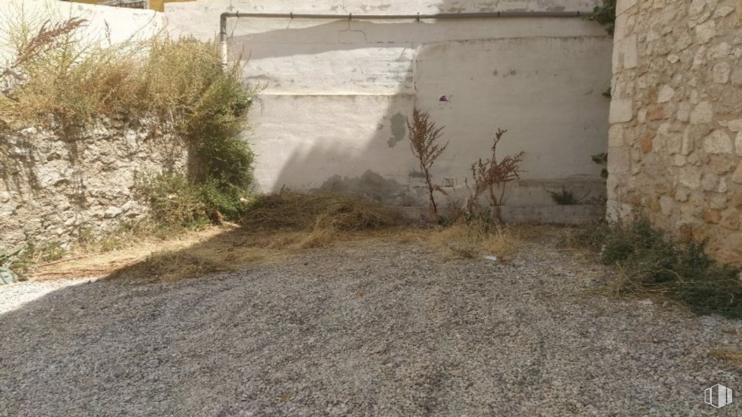 Land for sale at Avenida Constitución, 6, Brihuega, Guadalajara, 19400 with plant, land lot, road surface, asphalt, grass, landscape, twig, road, concrete and door around