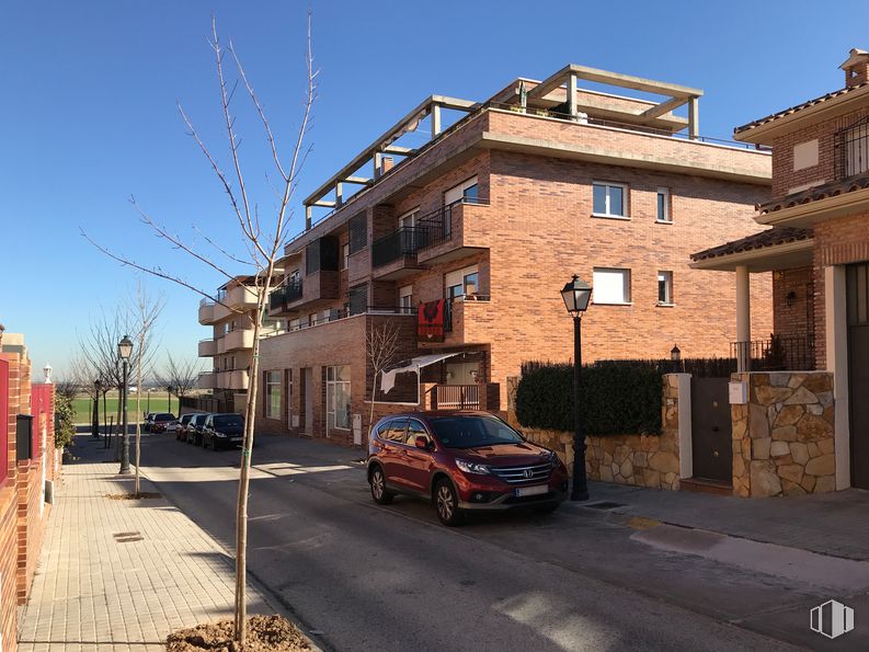 Retail for rent at Calle Herminio Menéndez, 10, Brunete, Madrid, 28690 with car, building, sky, property, window, tire, wheel, vehicle, infrastructure and road surface around