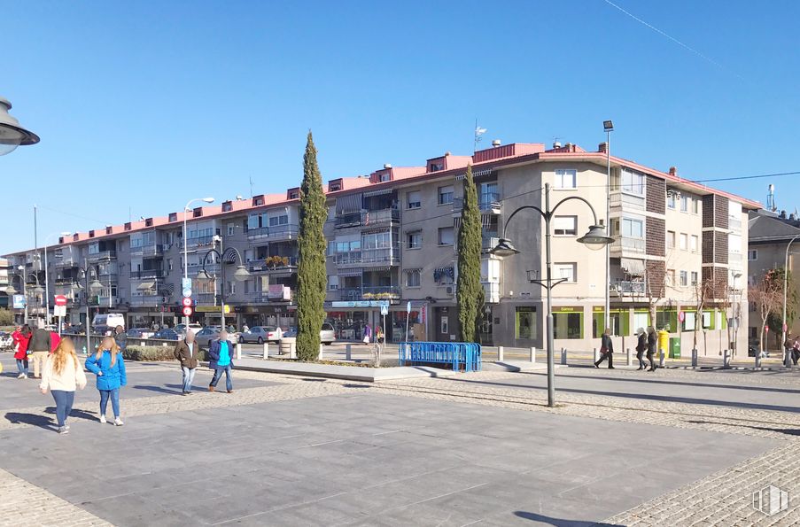 Retail for rent at Plaza Cristóbal Colón, 1, Majadahonda, Madrid, 28220 with person, building, sky, window, street light, urban design, road surface, facade, city and road around