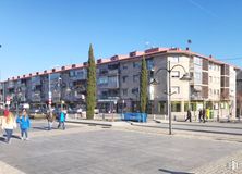 Local en alquiler en Plaza Cristóbal Colón, 1, Majadahonda, Madrid, 28220 con persona, edificio, cielo, ventana, luz de la calle, diseño urbano, superficie de la carretera, fachada, ciudad y carretera alrededor