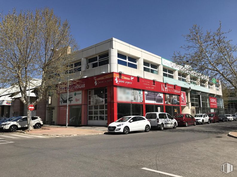 Office for rent at Vía Complutense, Alcalá de Henares, Madrid, 28805 with car, automotive parking light, tire, sky, wheel, property, building, vehicle, tree and automotive tire around