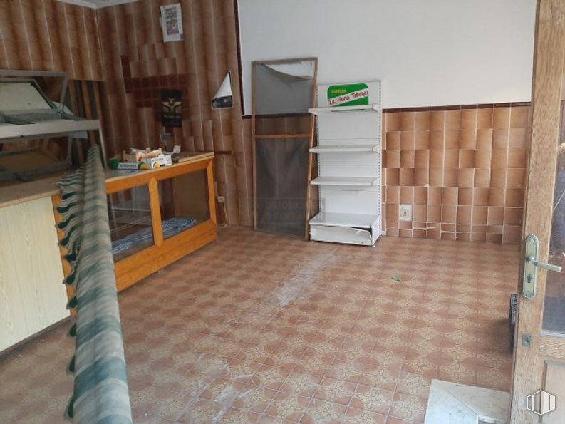 Retail for sale at Zona centro, La Puebla de Almoradiel, Toledo, 45840 with furniture, table, wood, flooring, floor, fixture, wood stain, door, hardwood and building around