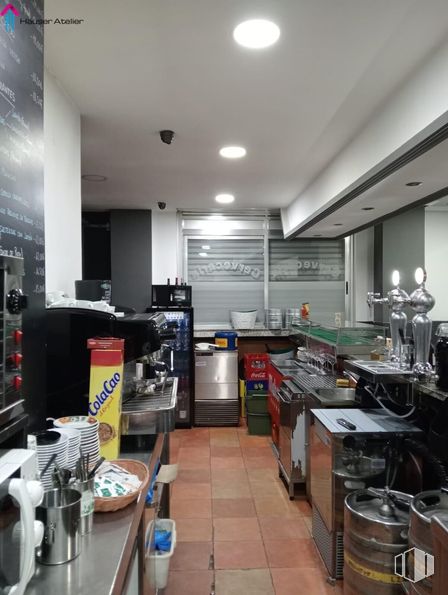 Retail for rent at Casco Histórico de Vallecas, Villa de Vallecas, Madrid, 28031 with interior design, restaurant, glass, countertop, shelving, shelf, kitchen, chair, cabinetry and kitchen appliance around