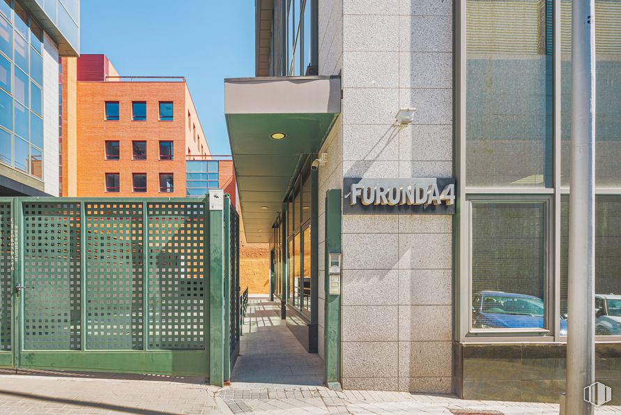 Office for rent at Calle Foronda, 4, Fuencarral - El Pardo, Madrid, 28034 with window, building, property, fixture, urban design, neighbourhood, facade, commercial building, tints and shades and gas around