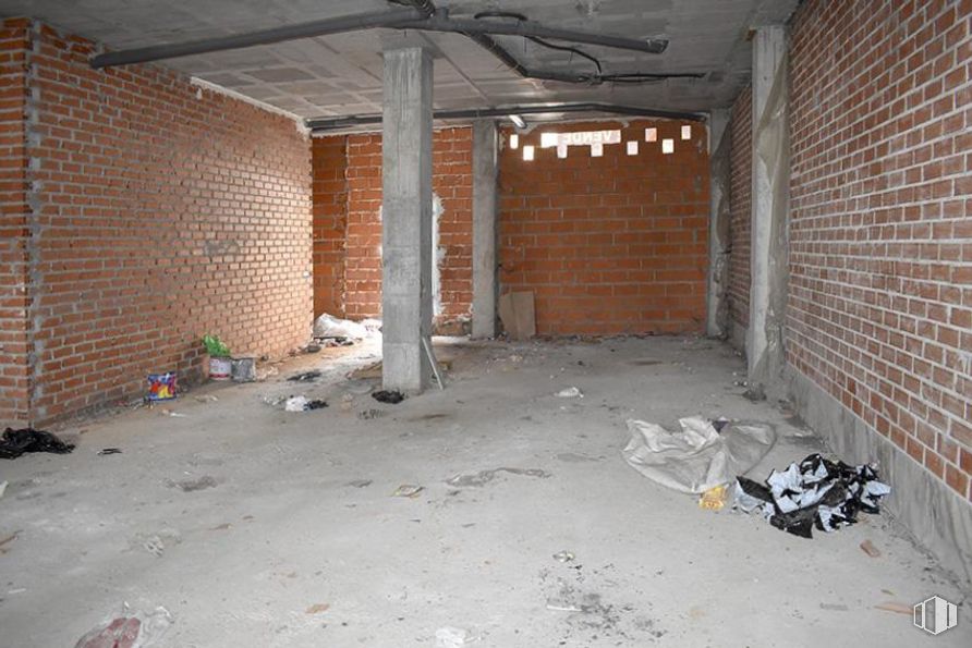 Retail for sale at Calle Vereda de las Mozas, Ávila, 05003 with brickwork, building, brick, wood, floor, flooring, house, building material, gas and ceiling around