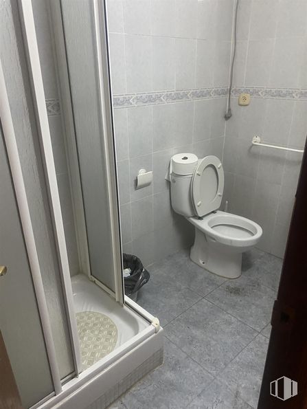 Retail for sale at Zona centro, Collado Villalba, Madrid, 28400 with toilet, plumbing fixture, bathroom, fixture, toilet seat, bathroom sink, interior design, floor, wall and household supply around