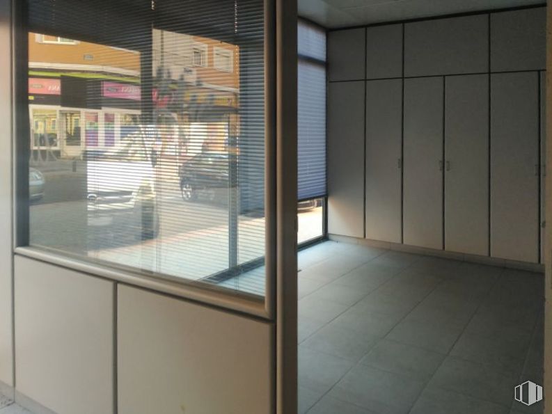 Retail for sale at Calle Alondra, Carabanchel, Madrid, 28025 with window, fixture, building, lighting, architecture, interior design, floor, automotive exterior, flooring and shade around