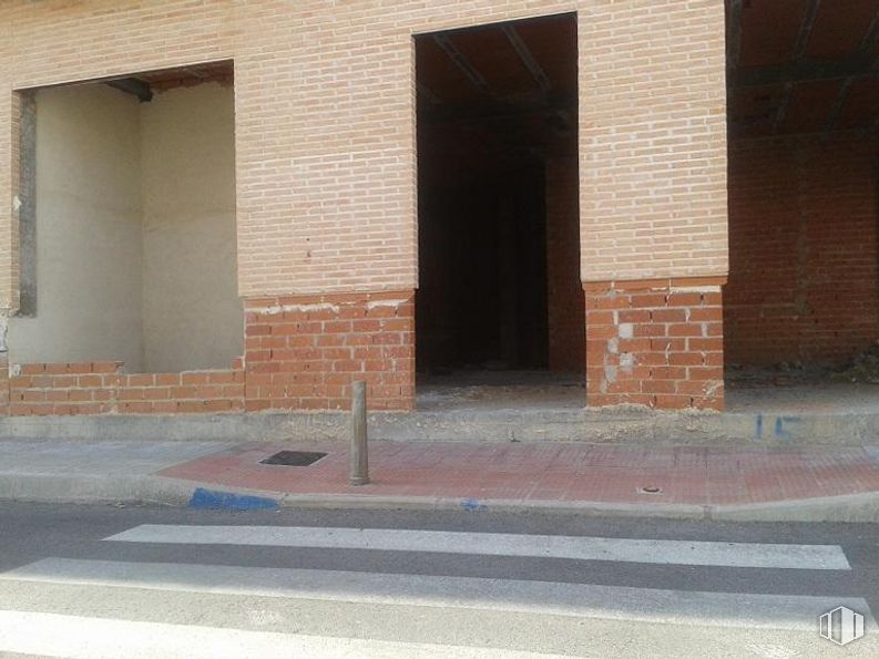 Retail for sale at Avenida Ramón y Cajal, Portillo de Toledo, Toledo, 45512 with door, brickwork, brick, wood, asphalt, road surface, building material, shade, rectangle and floor around