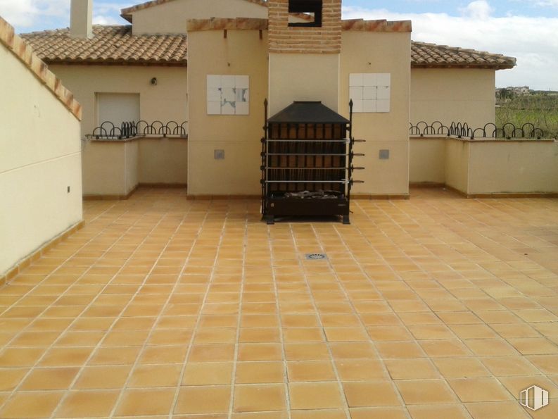 Local en venta en Calle de La Mancha, 2, Ontígola, Toledo, 45340 con mueble, cielo, edificio, lote de tierra, madera, piso, suelo, planta, nube y fachada alrededor