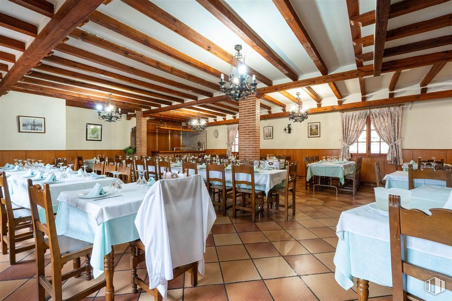 Retail for rent at Plaza San Isidro, 5, Torremocha de Jarama, Madrid, 28189 with chair, chandelier, light fixture, lighting, kitchen & dining room table, furniture, table, decoration, real estate and tablecloth around