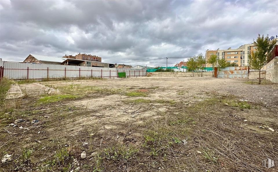 Suelo en alquiler en Calle Bernarda García, 14, Vicálvaro, Madrid, 28052 con nube, cielo, planta, edificio, ecorregión, lote de terreno, árbol, zona residencial, hierba y paisaje alrededor