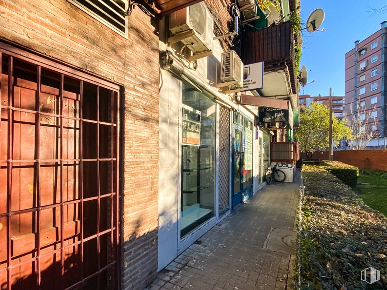 Local en alquiler en Calle Echegaray, 9, Móstoles, Madrid, 28932 con edificio, propiedad, planta, ventana, infraestructura, superficie de carretera, luz solar, madera, barrio y ladrillo alrededor