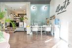 Local en alquiler en Calle José Ignacio Ávila, 3, Hortaleza, Madrid, 28043 con silla, sofá, mueble, alumbrado, lámpara, interiorismo, habitación, salón de belleza, techo y planta de interior alrededor