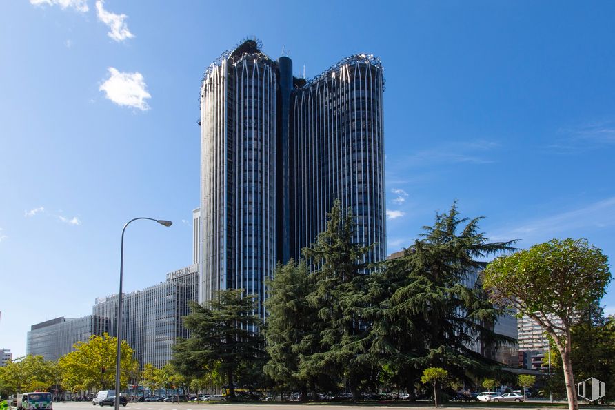 Oficina en alquiler en Torre Europa, Paseo Castellana, 95, Tetuán, Madrid, 28046 con edificio, luz de la calle, cielo, rascacielos, nube, tiempo de día, propiedad, mundo, árbol y torre alrededor