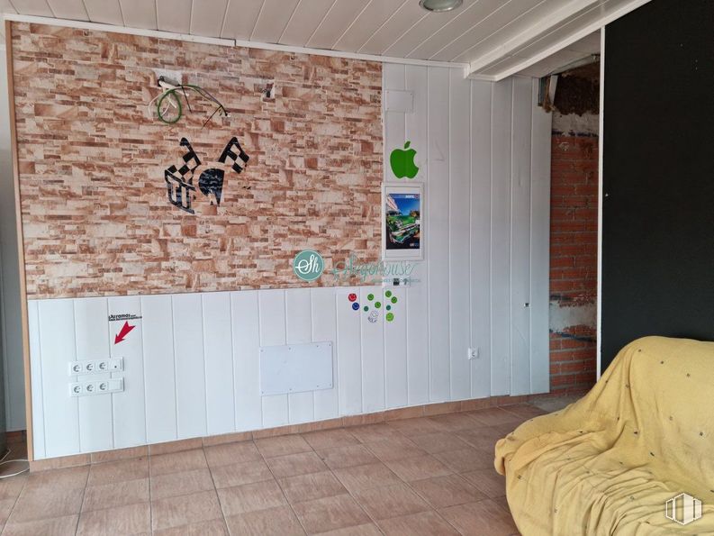 Retail for sale at Centro, Espirdo, Segovia, 40191 with couch, wall, flooring, floor, brick, brickwork, ceiling, room, paint and wood stain around