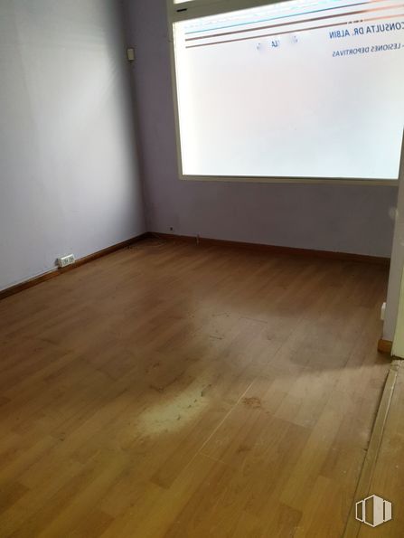 Retail for sale & for rent at Zona Centro, Talavera de la Reina, Toledo, 45600 with whiteboard, property, wood, flooring, fixture, floor, rectangle, material property, wood stain and composite material around