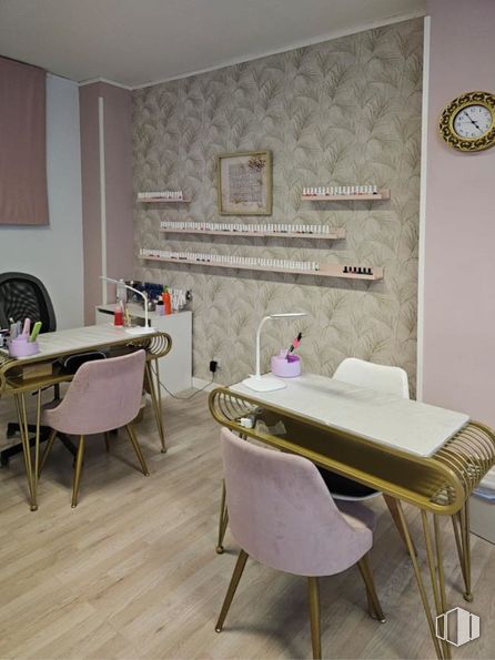 Local en alquiler en Calle La Rioja, Leganés, Madrid, 28915 con silla, mesa de cocina y comedor, mesa, alumbrado, reloj, mueble, propiedad, madera, interiorismo y suelos alrededor