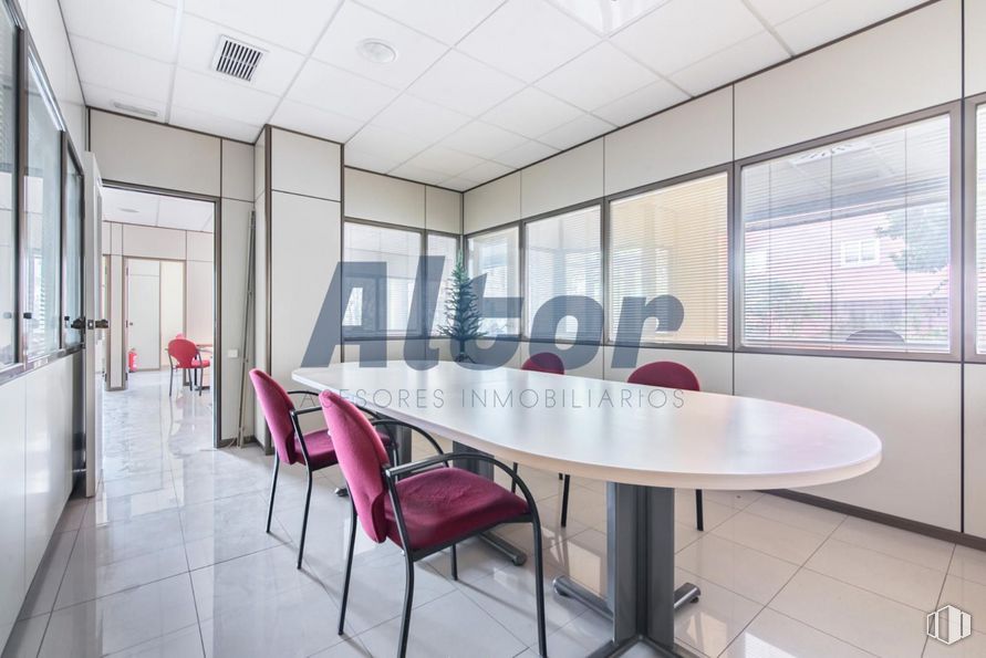 Local en venta en Calle Rocinante, Fuencarral - El Pardo, Madrid, 28034 con silla, mesa de cocina y comedor, mesa, mueble, edificio, ventana, interiorismo, arquitectura, accesorio y suelos alrededor