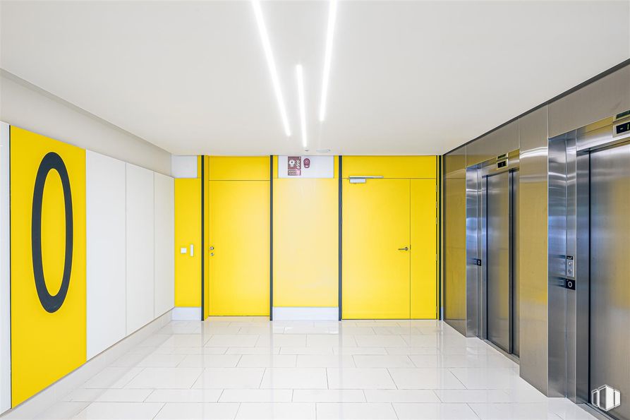 Office for sale at Edificio Restaura, Calle García Martín, 16, Pozuelo de Alarcón, Madrid, 28224 with door, yellow, flooring, floor, ceiling, composite material, tile flooring, cleanliness, tile and aluminium around