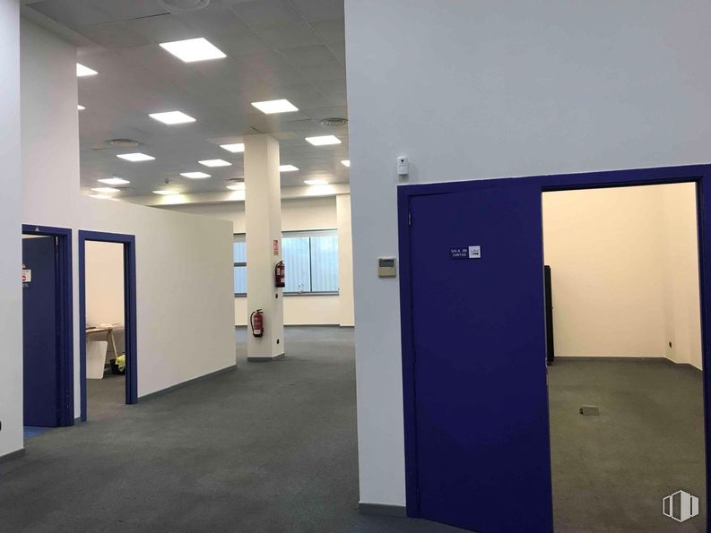 Oficina en alquiler en Zona empresarial, San Sebastián de los Reyes, Madrid, 28703 con lámpara, puerta, alumbrado, suelos, suelo, interiorismo, techo, material compuesto, vidrio y diseño alrededor