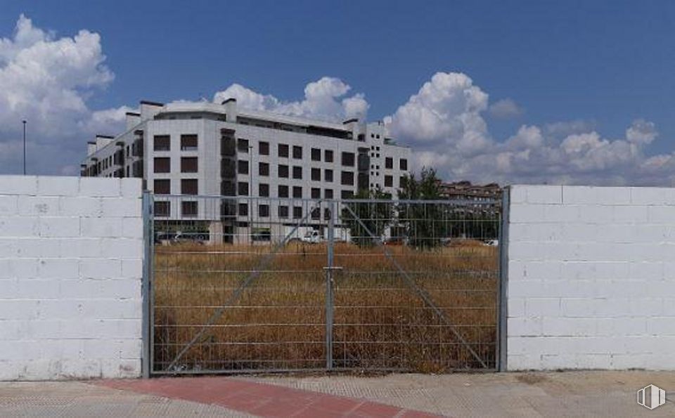 Land for sale at Avenida Francisco Aguirre, Talavera de la Reina, Toledo, 45600 with building, cloud, sky, plant, fence, tree, window, urban design, neighbourhood and condominium around