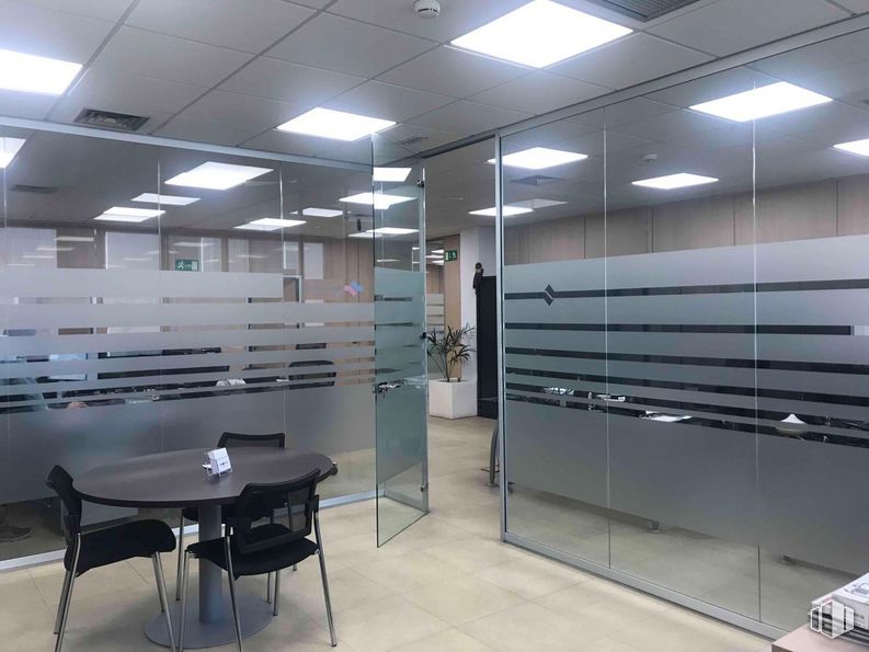 Oficina en alquiler en Zona empresarial, San Sebastián de los Reyes, Madrid, 28700 con silla, mesa, mueble, interiorismo, suelos, accesorio, suelo, ebanistería, edificio y pared alrededor