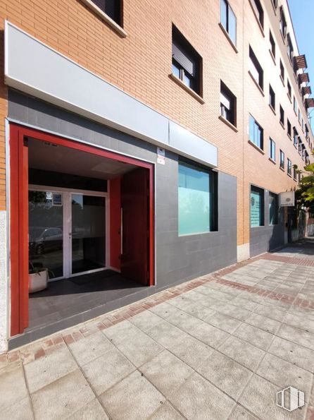 Retail for sale at Calle Francisco Largo Caballero, Alcobendas, Madrid, 28100 with window, building, road surface, fixture, urban design, brickwork, brick, material property, condominium and real estate around