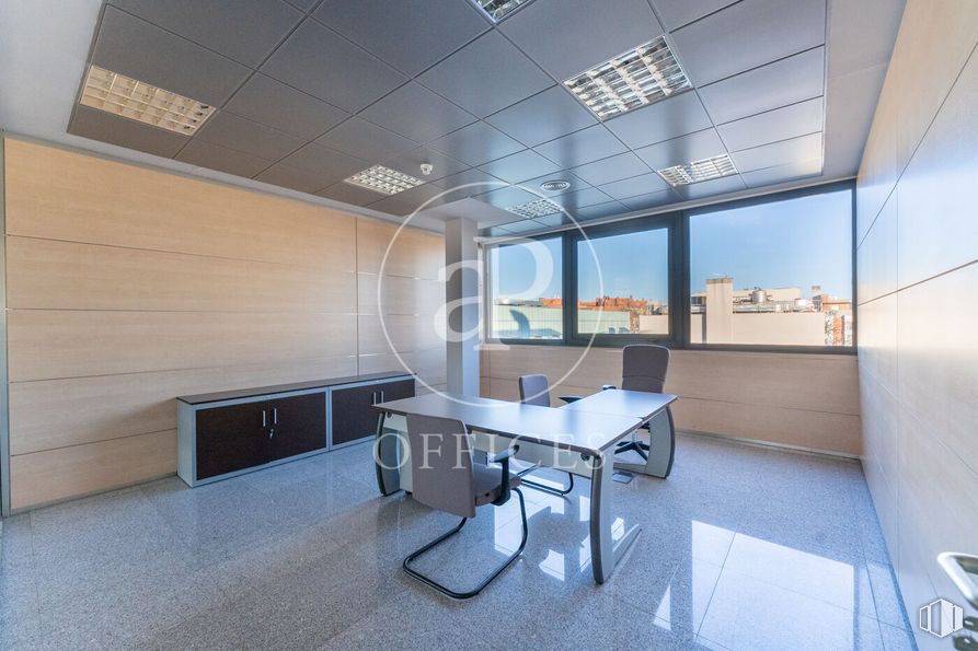 Oficina en alquiler en Calle Rufino González, San Blas - Canillejas, Madrid, 28037 con escritorio, lámpara, ebanistería, silla, mesa, mueble, edificio, ventana, cocina y interiorismo alrededor