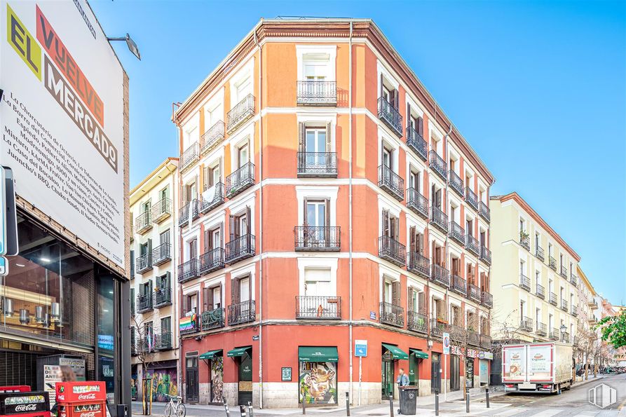 Retail for sale at Calle Augusto Figueroa, 22, Centro, Madrid, 28004 with building, urban area, city, apartment, facade, neighbourhood, metropolitan area, town, urban design and condominium around