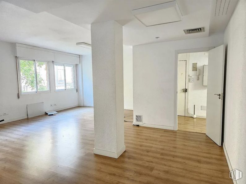 Oficina en alquiler en Calle Gonzalo de Córdoba, 17, Chamberí, Madrid, 28010 con ventana, puerta, edificio, madera, hall, accesorio, suelo, suelos, propiedad material y inmobiliario alrededor