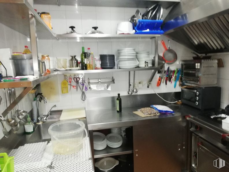 Local en venta en Calle Monte Aya, 24, Villa de Vallecas, Madrid, 28031 con recortadora para peluquería, productos envasados, vajilla, ebanistería, fregadero, encimera, grifo, fregadero, interiorismo y cocina alrededor