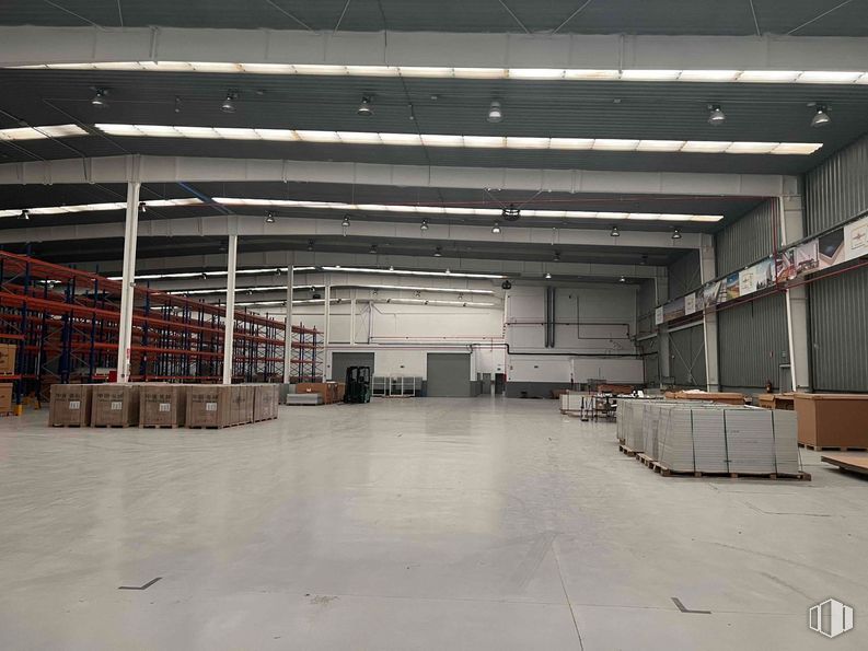 Industrial for sale at Polígono industrial Sur, San Agustín del Guadalix, Madrid, 28750 with hall, floor, flooring, composite material, engineering, gas, fixture, beam, ceiling and metal around