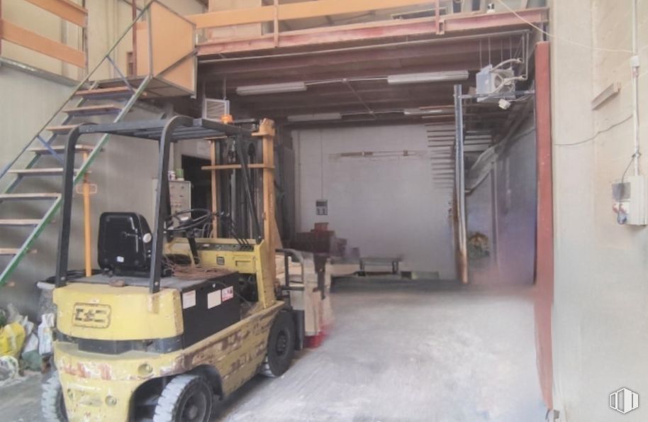 Industrial for sale at Zona industrial, Loeches, Madrid, 28890 with wheel, tire, forklift truck, vehicle, automotive tire, floor, motor vehicle, rolling, gas and engineering around