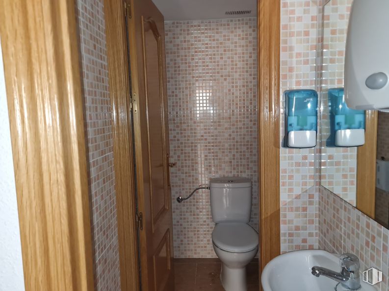 Oficina en alquiler en Avenida Constitución, Móstoles, Madrid, 28931 con inodoro, fregadero, grifo, propiedad, edificio, accesorio de fontanería, azul, morado, lavabo de baño y baño alrededor