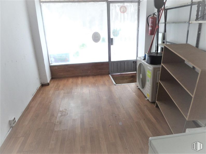 Local en alquiler y venta en Calle Huesca, Móstoles, Madrid, 28938 con estantería, madera, edificio, accesorio, suelos, suelo, madera dura, tinte para madera, estantería y suelo laminado alrededor