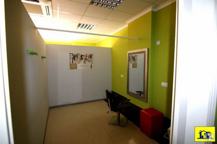 Retail for sale & for rent at Calle Joaquín Rojas, Cuenca, 16001 with chair, furniture, property, interior design, fixture, flooring, floor, wall, ceiling and hall around