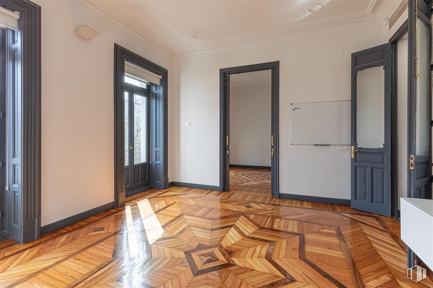 Oficina en alquiler en Paseo Recoletos, 33, Centro, Madrid, 28001 con puerta, propiedad, accesorio, madera, hall, suelos, suelo, edificio, tinte para madera y madera dura alrededor