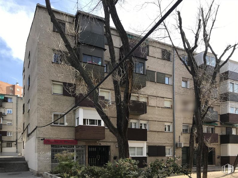 Local en venta en Plaza Platón, Ciudad Lineal, Madrid, 28027 con edificio, planta, ventana, durante el día, propiedad, cielo, nube, árbol, diseño urbano y condominio alrededor