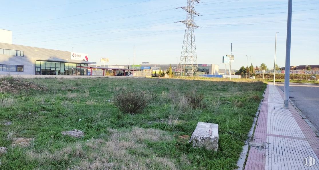 Suelo en venta en Carretera Ajalvir, Alcalá de Henares, Madrid, 28806 con edificio, cielo, planta, ecorregión, entorno natural, lote de terreno, nube, electricidad, línea eléctrica aérea y hierba alrededor