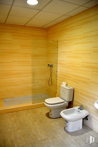 Industrial for sale at Calle Severo Ochoa, 90, Talavera de la Reina, Toledo, 45614 with toilet, plumbing fixture, property, toilet seat, building, bathroom, wood, lighting, purple and interior design around