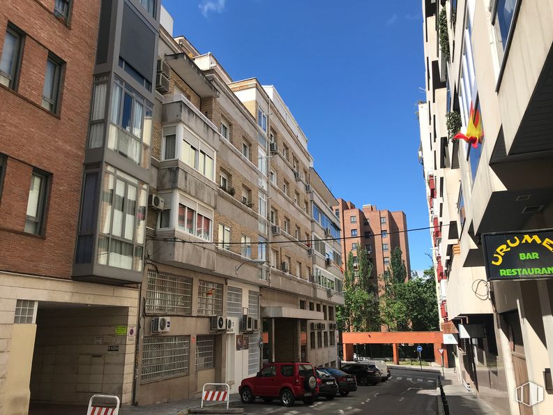 Oficina en alquiler en Calle Cochabamba, 2, Chamartín, Madrid, 28016 con edificio, coche, ventana, propiedad, cielo, diseño urbano, condominio, barrio, zona residencial y vehículo alrededor