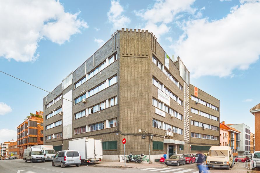 Office for rent at Calle Tórtola, 10, Carabanchel, Madrid, 28019 with building, truck, van, cloud, car, sky, wheel, tire, vehicle and infrastructure around